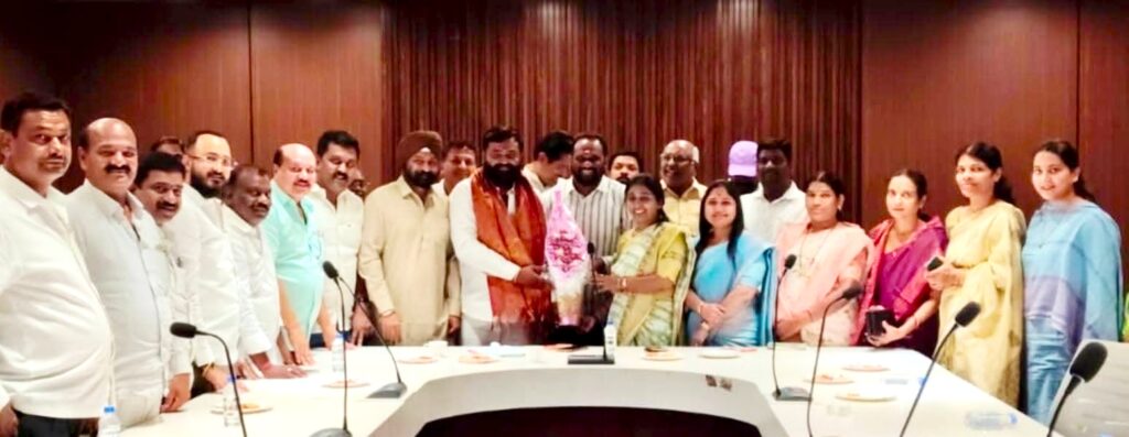 उत्कृष्ट जनसेवक नगरसेवक म्हणून मराठवाडा रत्न पुरस्कार मिळाल्याबद्दल अभिषेक सौदे यांचा सत्कार